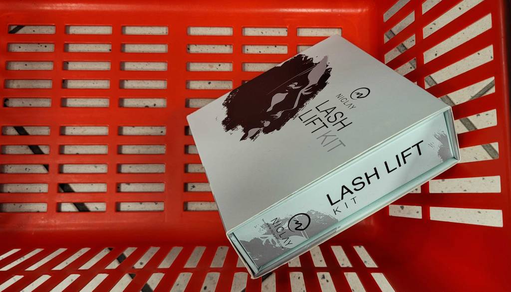 Test: Das Wimpernlifting-Set liegt in einem Einkaufskorn.