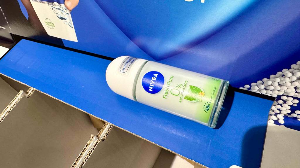 Das getestete Nivea-Deo ohne Aluminium ist auf einem Karton platziert.