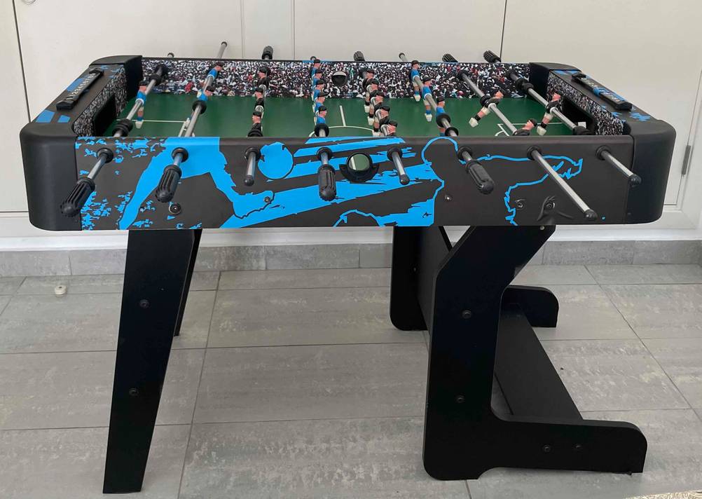 Freistehender klappbarer Tischkicker