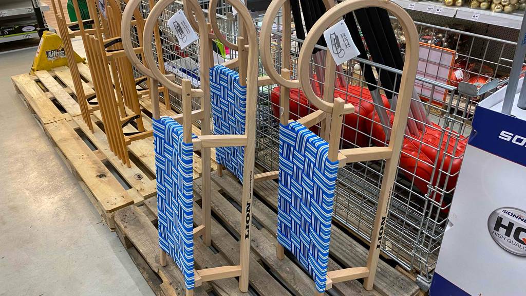 Hörnerschlitten-Test: mehrere Hörnerschlitten auf einer Palette aufrecht stehend, mit blauer Sitzfläche.