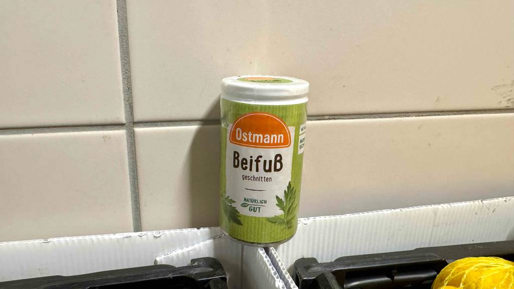 Test: Eine Dose Beifuß steht auf Kartons.