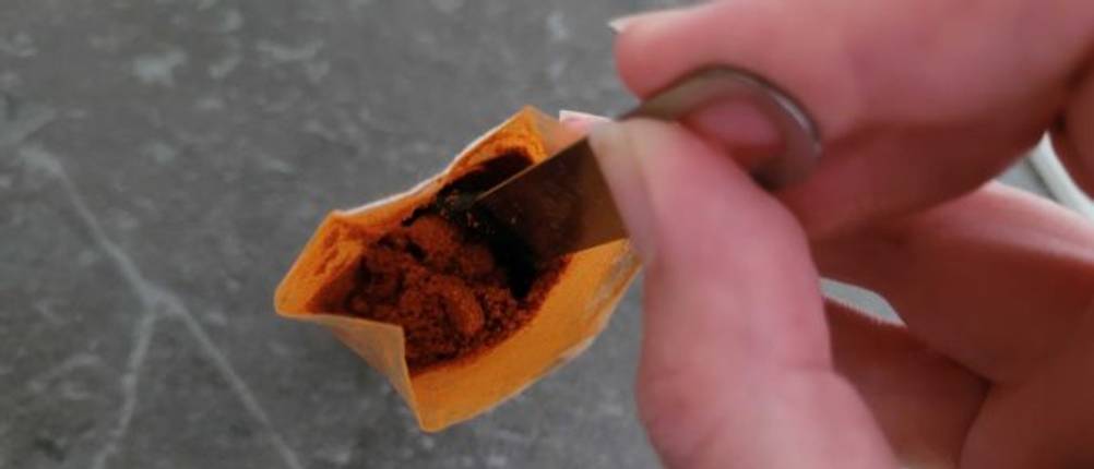 Cayennepfeffer in Verpackung mit Löffel