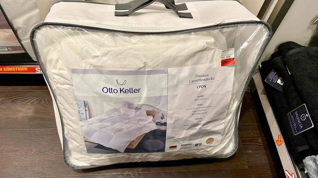 Getestete Daunendecke-155x200: eine Daunendecke der Marke Otto-Keller ist in einer Aufbewahrungstasche.