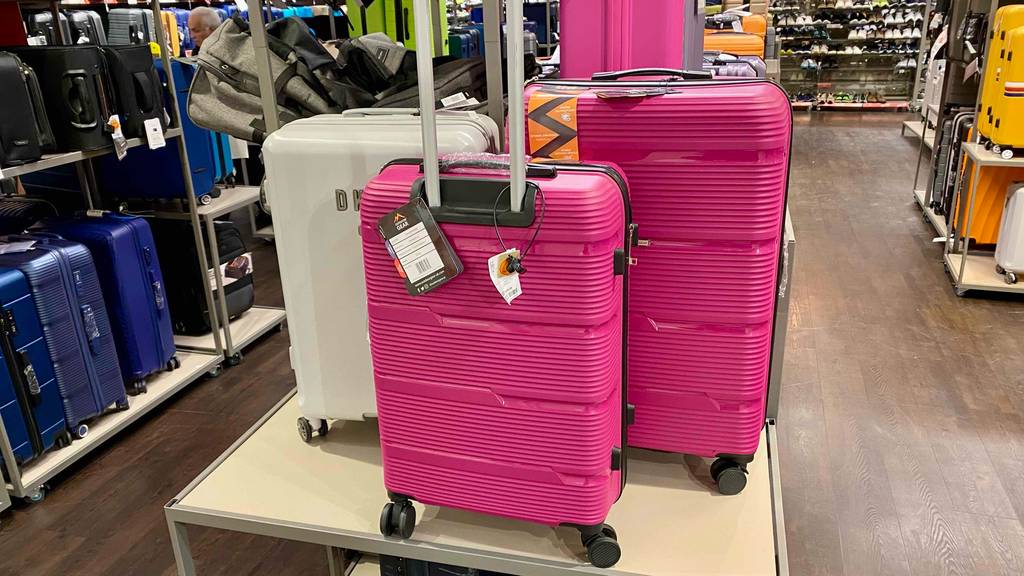 Hartschalen-Kofferset getestet: mehrere Koffer stehen auf einem Tisch in einem Geschäft.