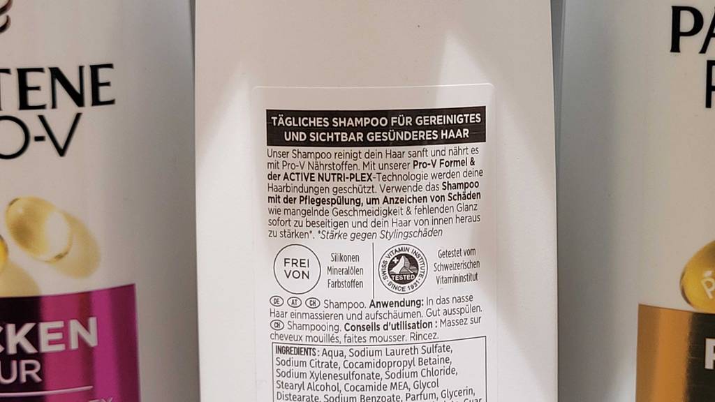 Verpackungsrückseite des getesteten Pantene-Shampoos, mimt einigen Hinweisen zum Produkt darauf.