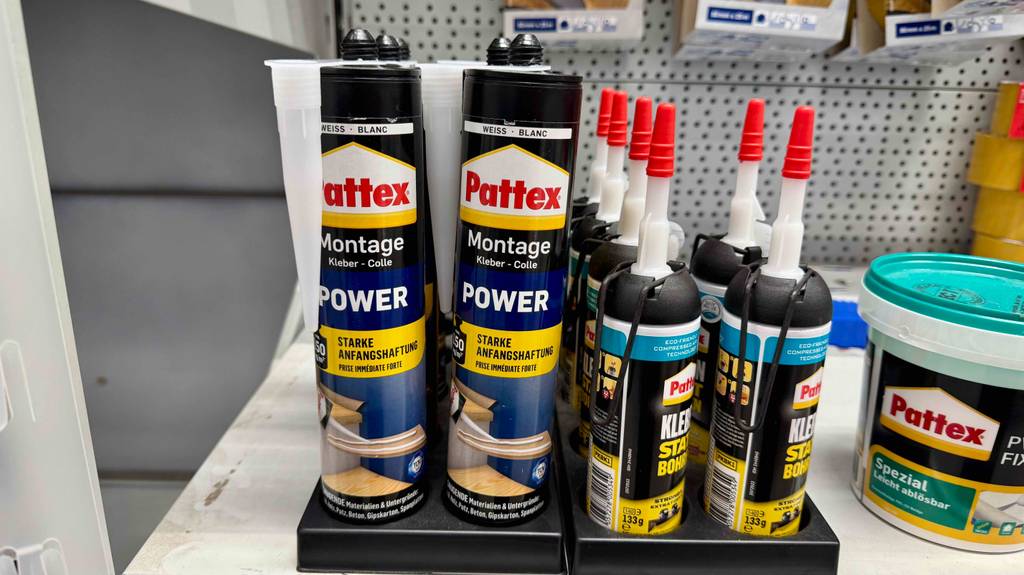Mehrere getestete Pattex-Kleber sind in einem Regal platziert.