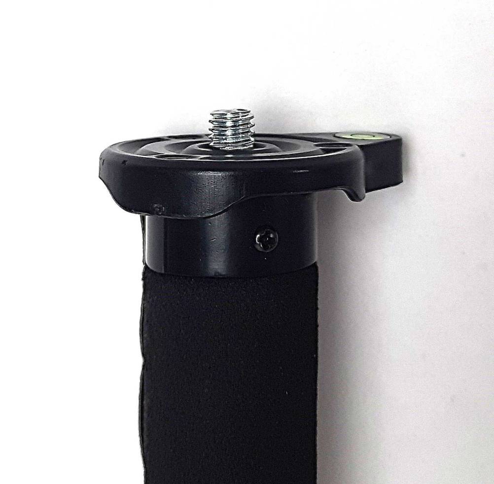 Der Schraubmechanismus des getesteten GoPro-Stativs in Nahaufnahme.