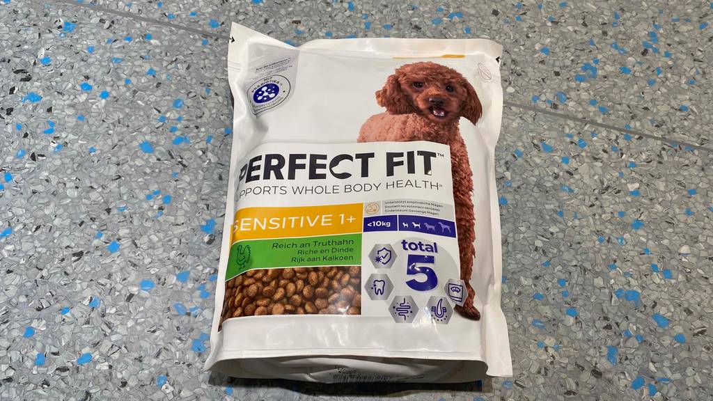 Hundefutter getestet: Packung Futter auf Fließenboden