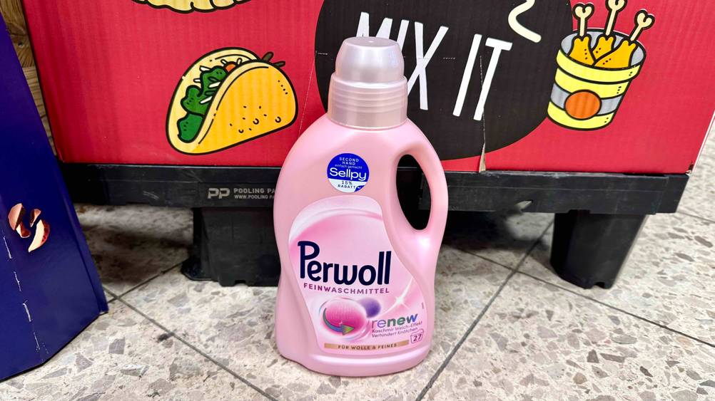Das getestete Perwoll-Renew Feinwaschmittel steht auf einem Boden.