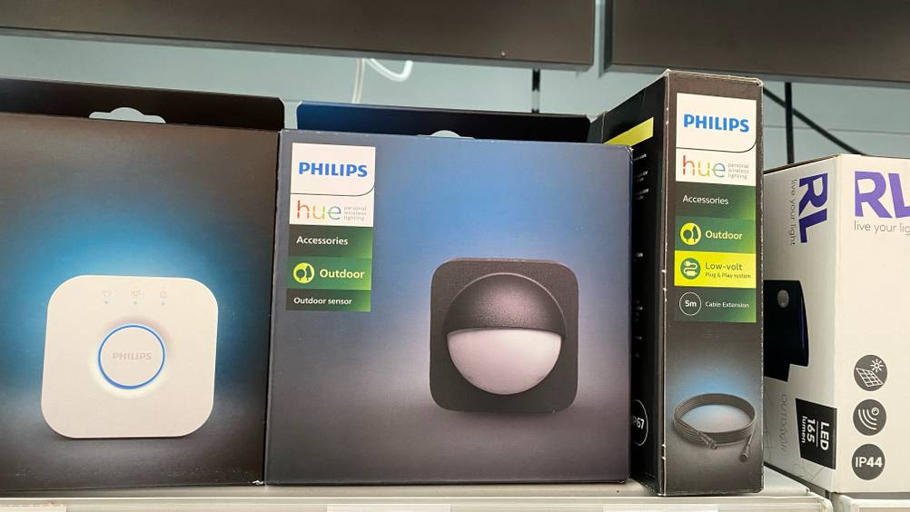 Im Test: Ein Bewegungsmelder Batterie steht neben anderen Produkten im Regal.