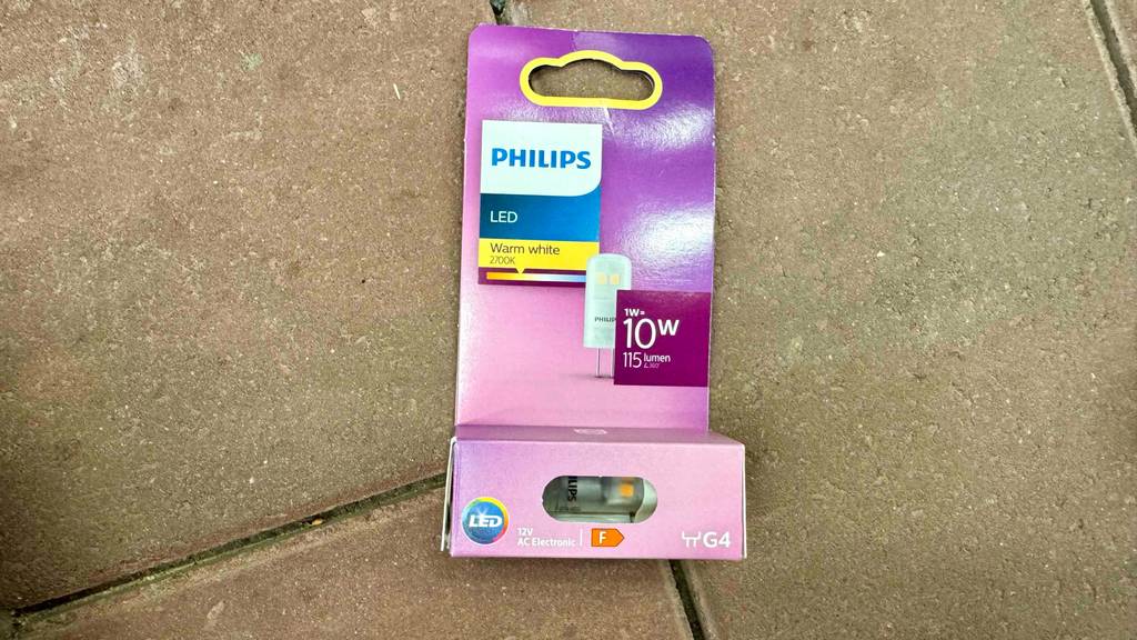 Ein original verpacktes getestetes, dimmbares G4-LED liegt auf dem Boden.