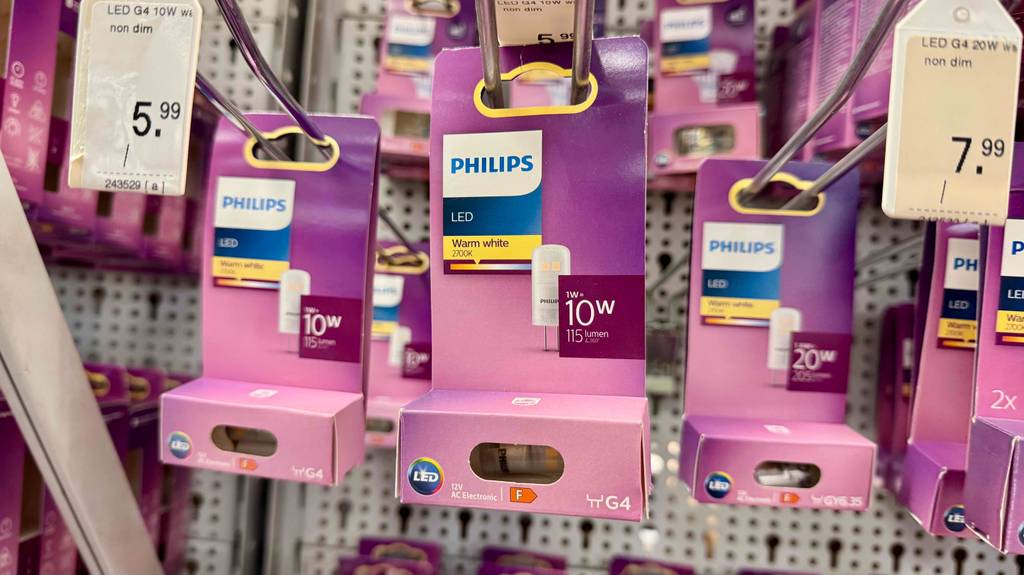 Original verpackte getestete, dimmbare G4-LEDs hängen nebeneinander an einem Verkaufsstand unter den Preisschildern.