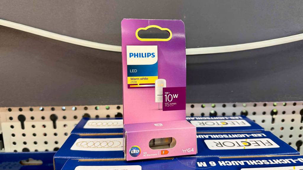 Ein original verpacktes dimmbares G4-LED im Test steht auf Verpackungen mit Lichtschaltern.