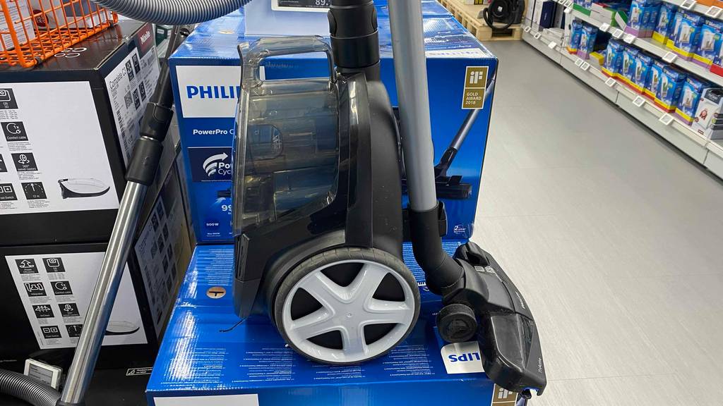 Im Test: Ein Philips-Staubsauger steht auf mehreren Verpackungen.