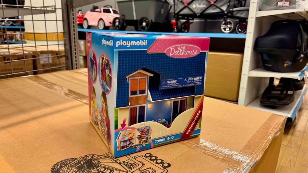 Das getestete Dollhouse Playmobil-Haus steht auf einem Karton, in einem Geschäft.