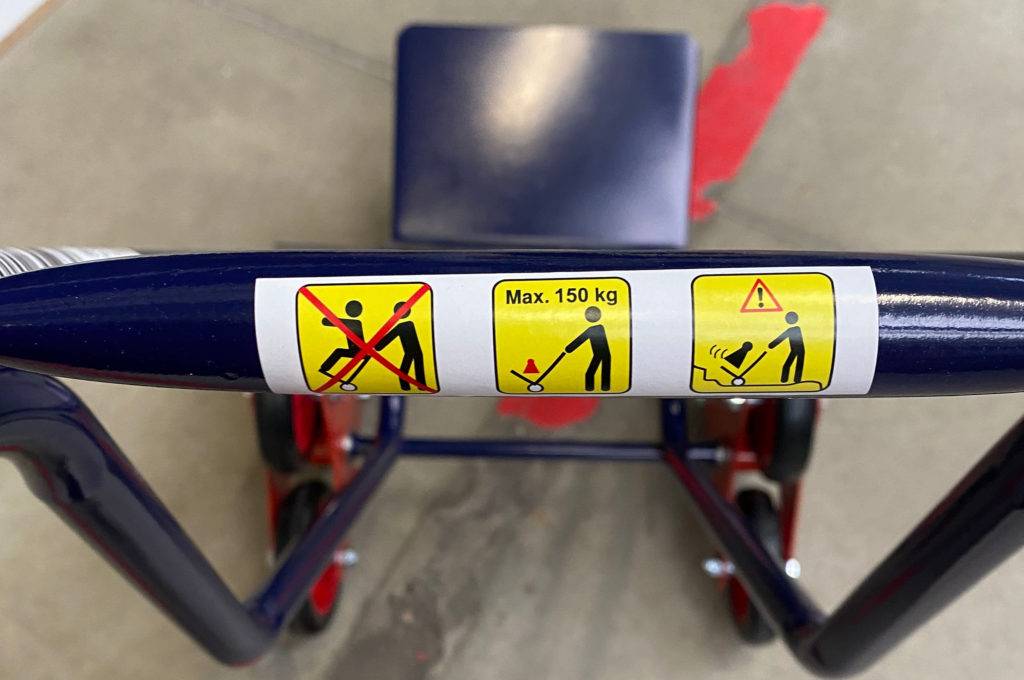 Im Test: Detailaufnahme der Warnhinweise auf einer Sackkarre.