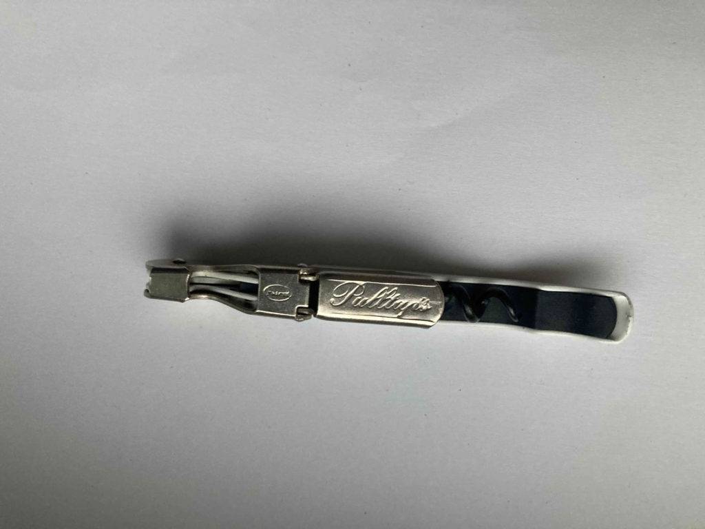 Auf einer hellen Fläche befindet sich ein zusammengeklapptes Kellnermesser im Test.