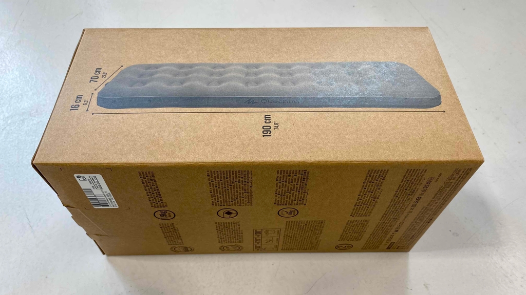 Ein Luftmatratzenkarton auf einer weißen Fläche.