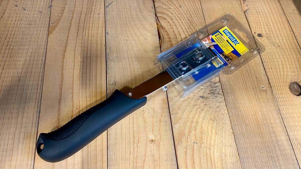 Hammertacker im Test: ein Hammertacker der Marke Rapid liegt auf einem Boden.