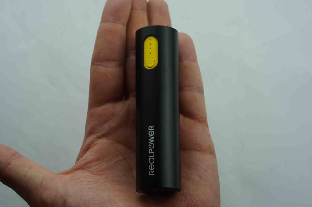 Auf einer Hand liegt eine getestete Mini-Powerbank