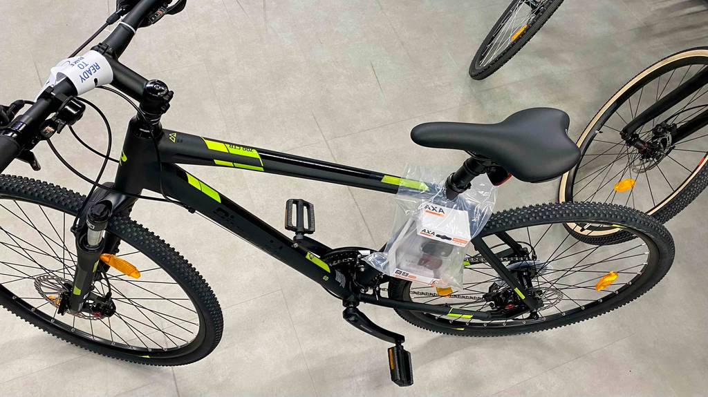 Crossbike getestet: ein schwarzes Crossbike mit gelben Akzenten, mit Perspektive von oben.