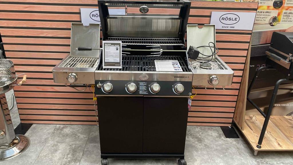 Rösle-Gasgrill im Test: ein Rösle-Gasgrill mit geöffneten Deckel von vorn ersichtlich.