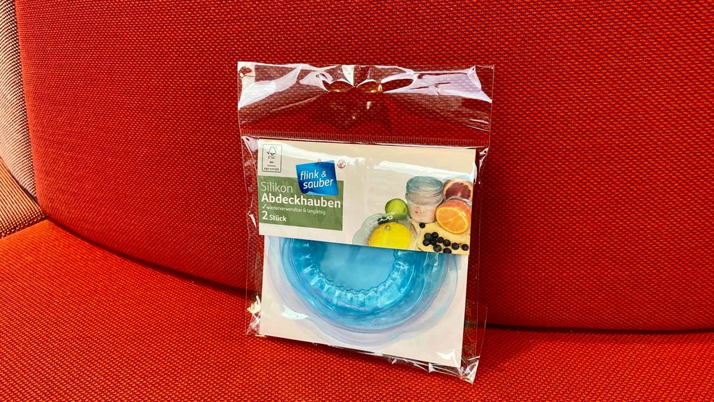 Ein getesteter Silikondeckel ist auf einer roten Sitzfläche platziert.
