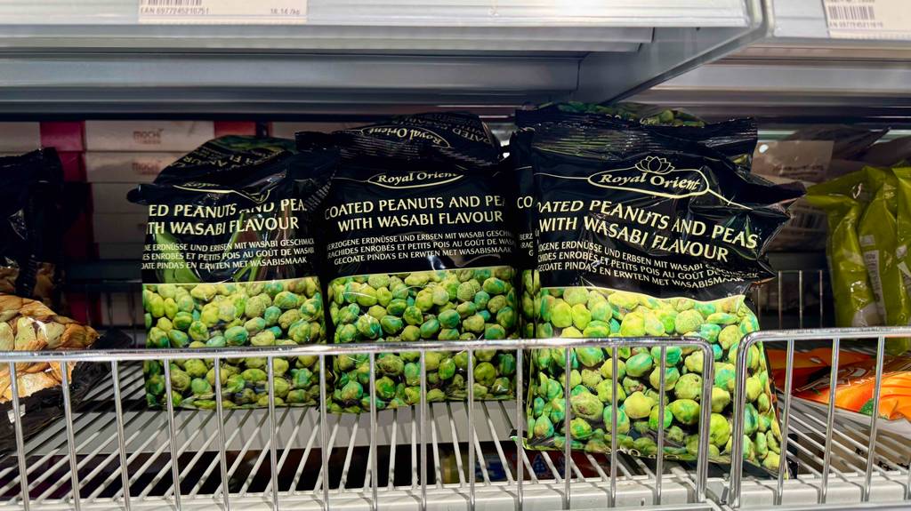Mehrere Tüten mit den getesteten Wasabi Nüssen befinden sich auf einem Verkaufsregal.