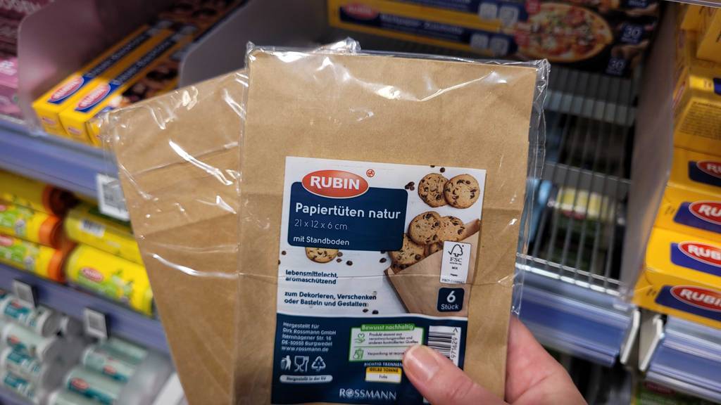 Test: Mehrere Packungen Papiertüten mit jeweils 6 Stk darin werden in der Hand gehalten.