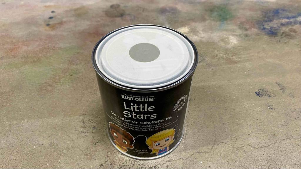 Magnetfarbe im Test: Magnetfarbe steht auf dem Boden.