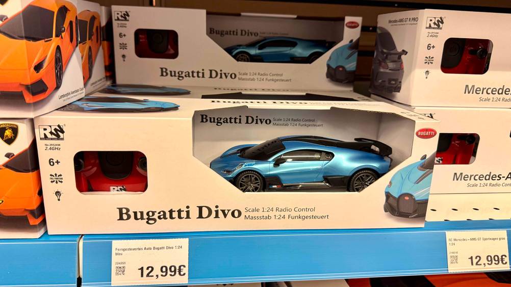 Mehrere getestete ferngesteuerte Autos befinden sich in einem Regal, während das Preisschild ersichtlich ist.