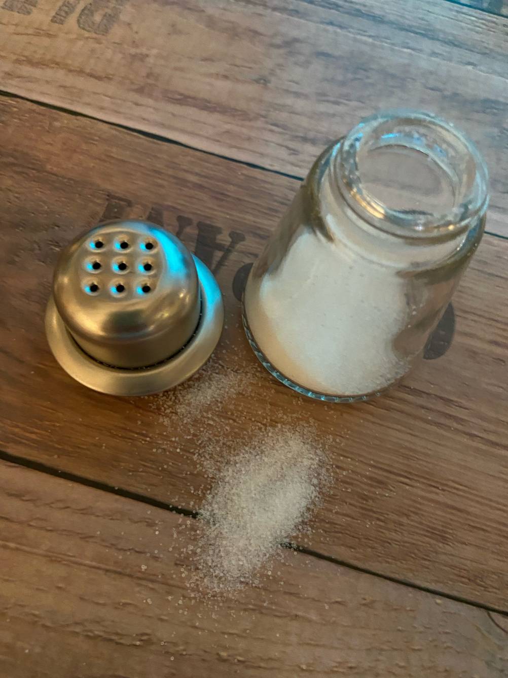 Der Aufsatz des getesteten Salzstreuers ist abgenommen und liegt neben dem Behälter.