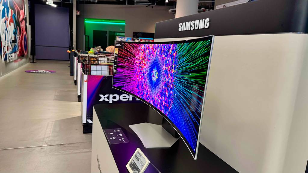 Samsung-Curved-Monitor 49 Zoll Test: Das Modell steht eingeschaltet in einem Verkaufsbereich.