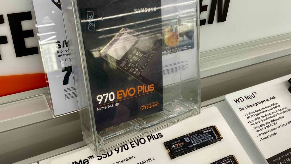 Die gesicherte Verpackung einer getesteten M.2-SSD mit 2 TB steht im Regal wo die SSd ausgestellt ist.