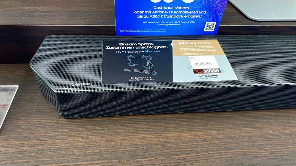 Samsung-Soundbar-Test: linker Teil einer Samsung-Soundbar mit Barcode und Informationsschild darauf.