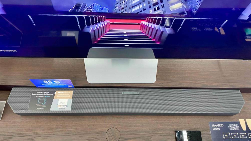 Eine getestete Samsung-Soundbar ist vor einem Fernseher platziert.