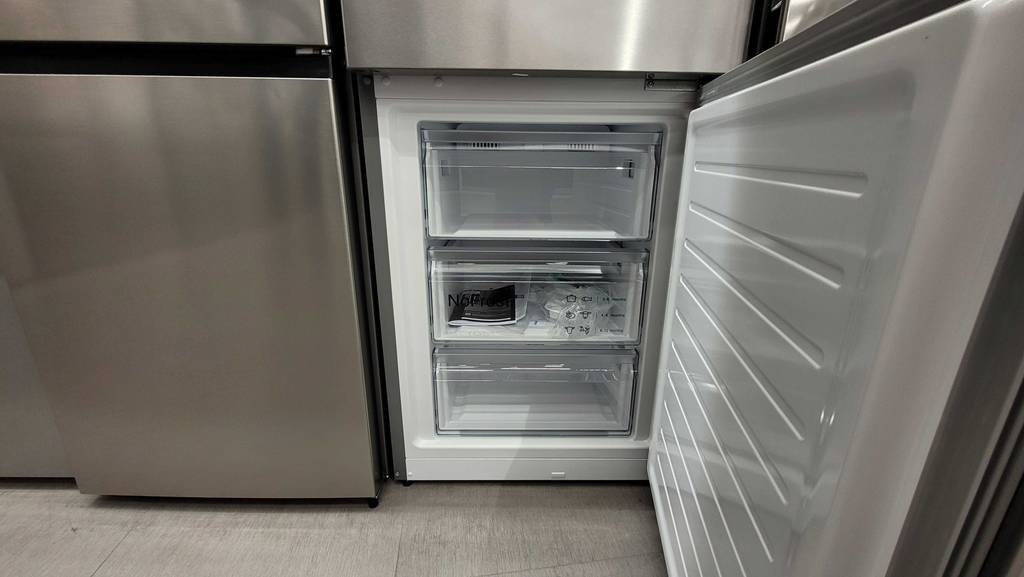 Kühlschrank-mit-Gefrierfach-Test: Gefrierfach des Kühlschranks mit Gefrierfach im Fokus.
