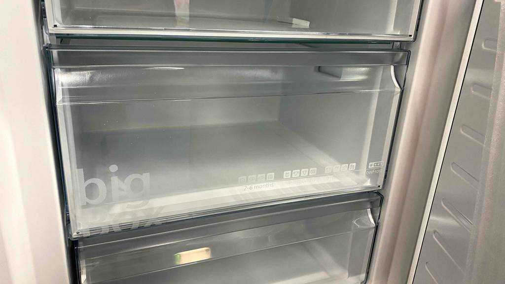 Kühlschrank-70-cm-breit im Test: Schubladen des Gefrierbereichs eines Kühlschranks.