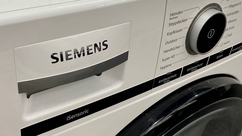 Im Test: Nahaufnahme des Logos des Wärmepumpentrockners.
