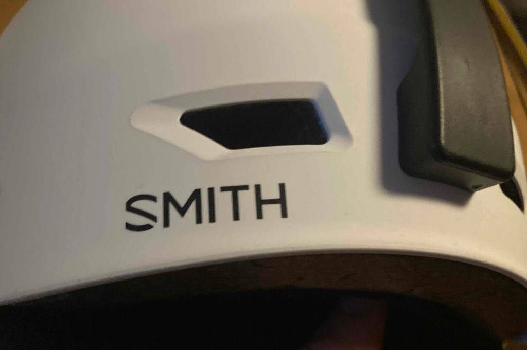 Snowboardhelm getestet: Aufschrift der Marke auf einem Snowboardhelm in Nahaufnahme.