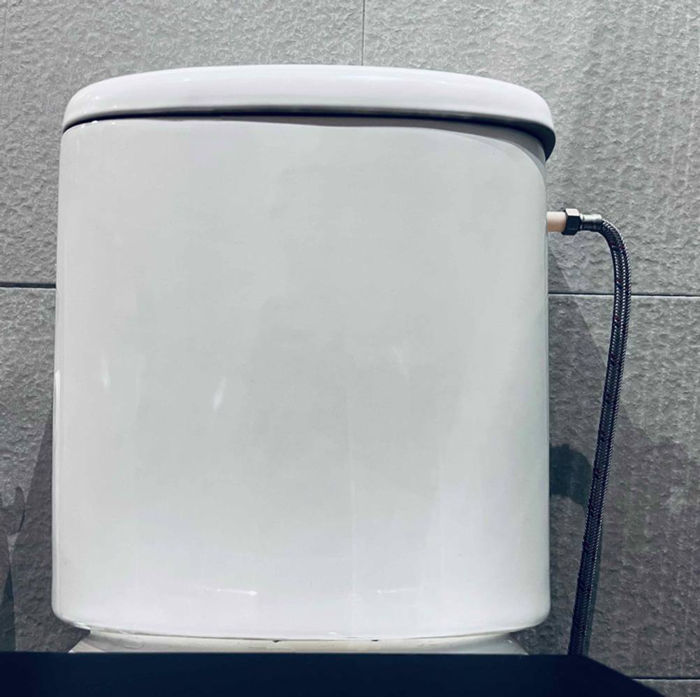 Spülkasten im Test: ein weißer Spülkasten von vorn ersichtlich.