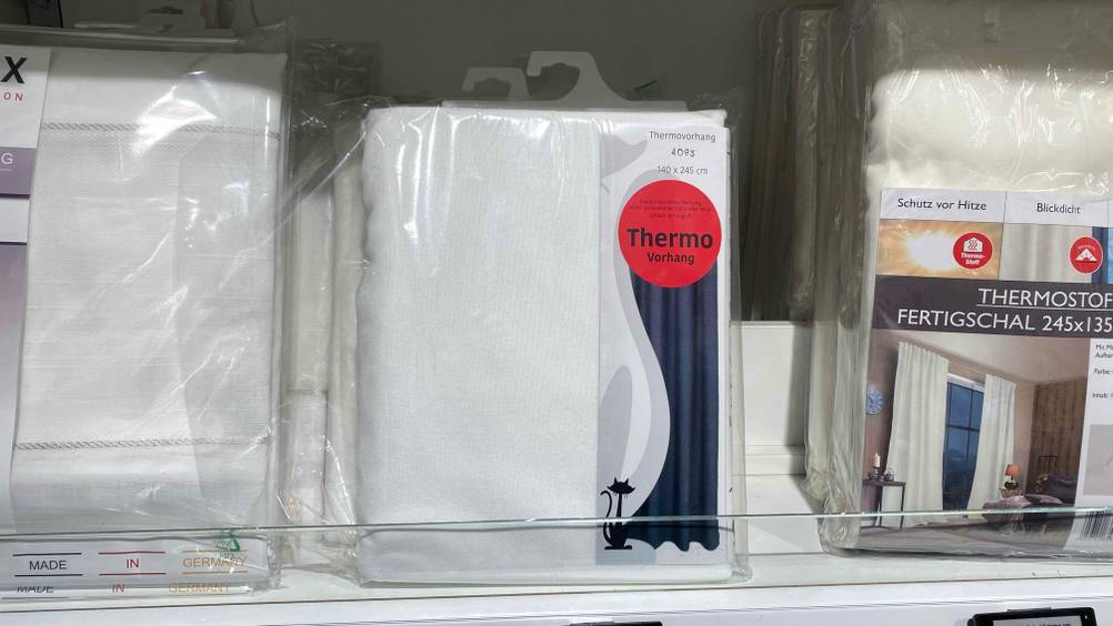Thermovorhang-Test: ein Thermovorhang in Weiß ist in einem Regal, neben anderen Thermovorhängen.