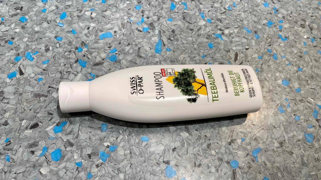 Teebaum-Shampoo im Test: Verpackung liegend mit Öko-Test - gut Etikett.