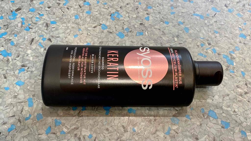Keratin-Shampoo getestet: Shampoo von Syoss liegend.
