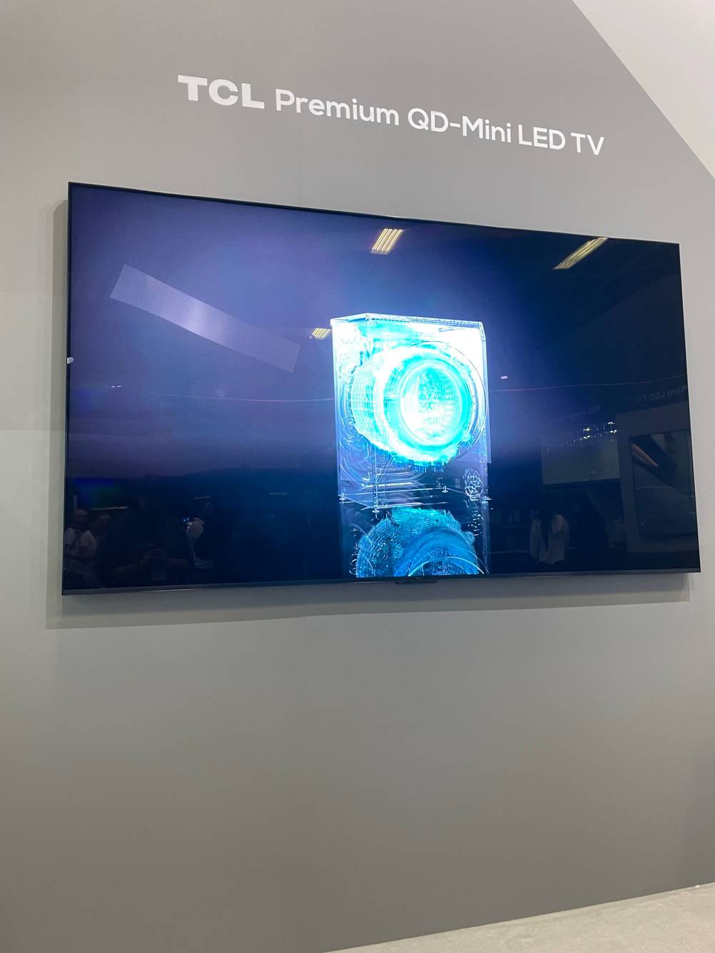 LCD-TV getestet: Ein Bildschirm hängt an einer grauen Wand