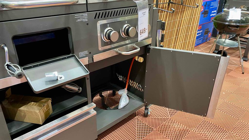 Geöffnete Türe eines Tepro-Gasgrills.