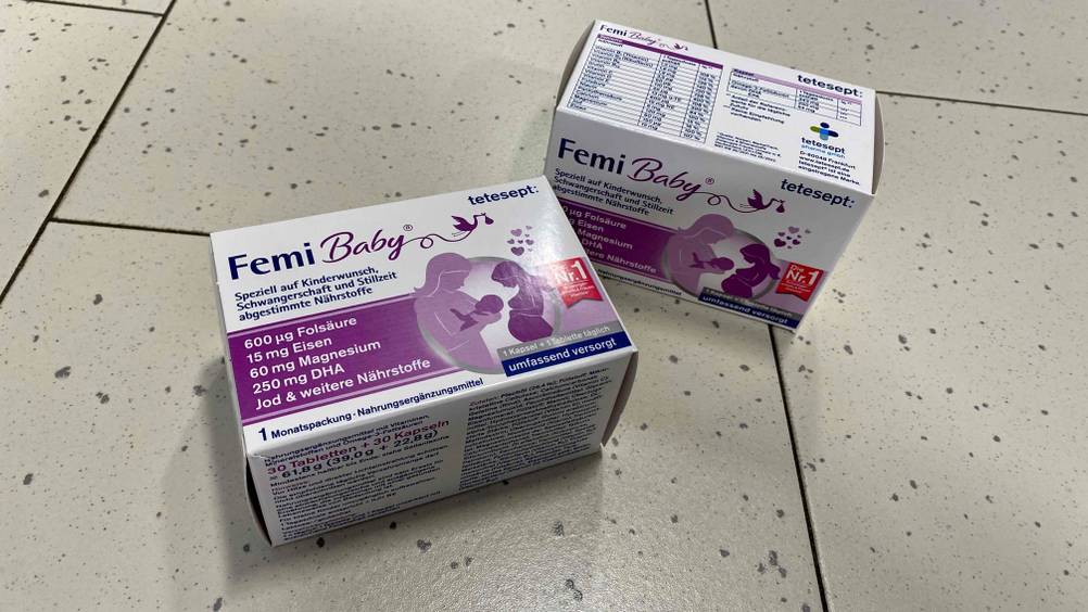 Schwangerschaftsvitamine im Test: zwei Packungen Schwangerschaftsvitamine der Marke Tetesept liegen auf einem Boden.