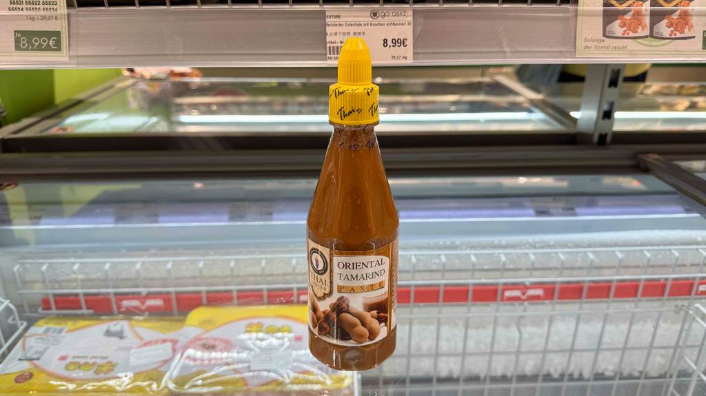 Die getestete Tamarindenpaste in der Flasche mit Dosierverschluss steht auf einem Tiefkühlschrank.