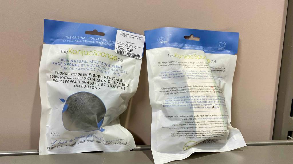 Konjac-Schwamm im Test: zwei Verpackungen mit Konjac-Schwämmen von vorne und von hinten