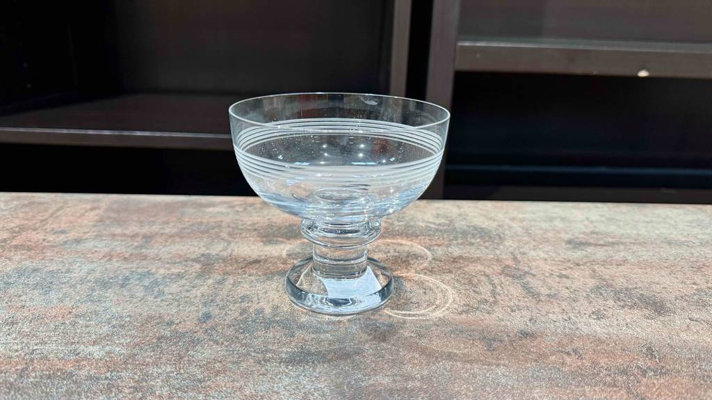 Der getestete Eisbecher aus Glas steht auf einer Marmortischplatte.